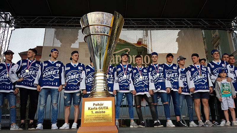 Juniorští čeští hokejoví mistři přišli fanouškům na Zelném trhu ukázat pohár.