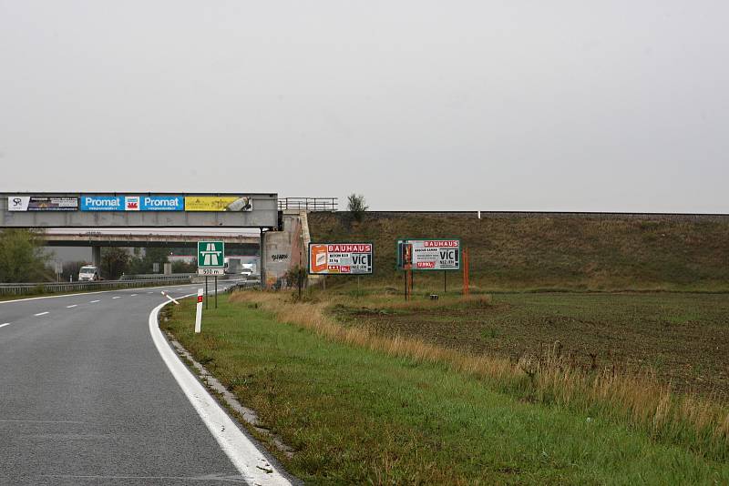 Billboardy na dálnici D52.