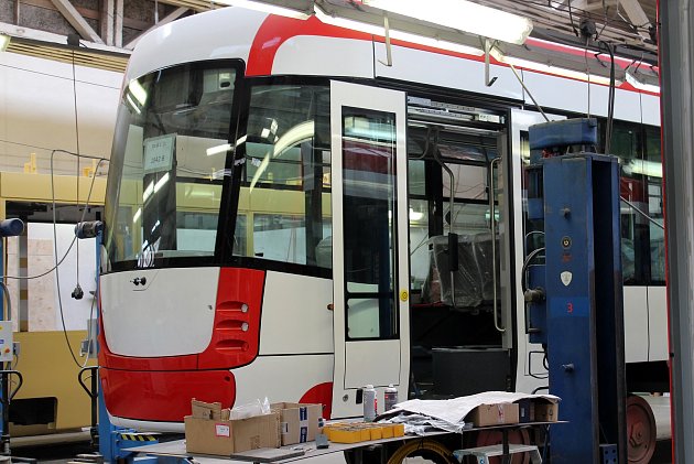 V ústředních dílnách brněnského dopravního podniku v Medlánkách skládají nové tramvaje Drak. Nyní číslo 21, 22 a 23.