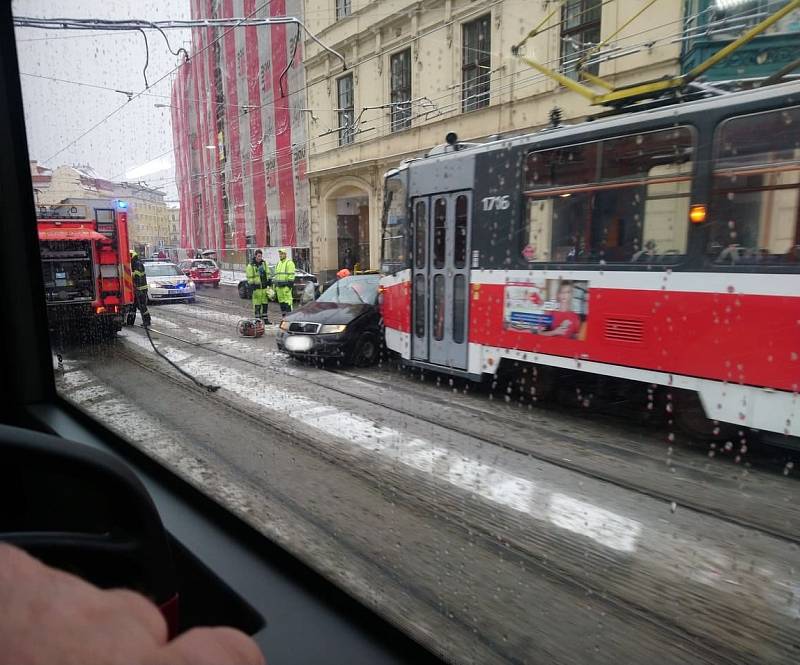 Čtvrteční nehoda v Brně ve směru ulice Vlhká.