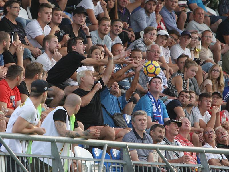 Fotbalisté Líšně (bílé dresy) podlehli v poháru prvoligové Karviné jasně 0:4.