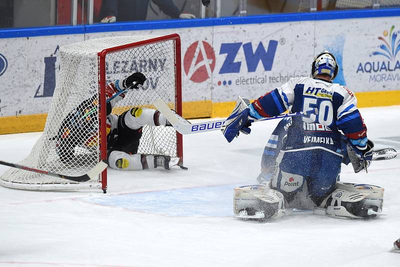 12.1.2021 - dopmácí HC Kometa Brno v modrém (Karel Vejmelka) proti HC Sparta Praha (Michal Řepík)