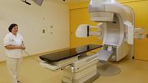 Dva nové lineární urychlovače budou ozařovat pacienty s rakovinou v Masarykově onkologickém ústavu. V jeho Masarykově pavilonu v úterý slavnostně otevřeli Centrum fotonové terapie, kde se nemocní lidé budou pomocí přístrojů léčit.