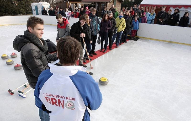 Kluziště v parku na Moravském náměstí se proměnilo v curlingovou dráhu. 