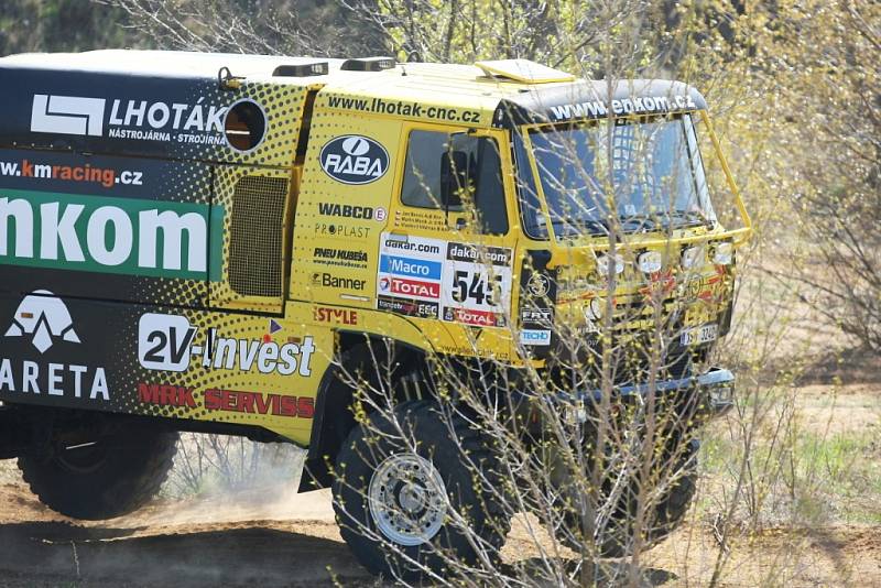 Závodní kamion z Dakarské rallye včetně českého řidiče Vlastimila Vildmana se v pátek proháněl v okolí Němčiček a Bratčic na Brněnsku. 