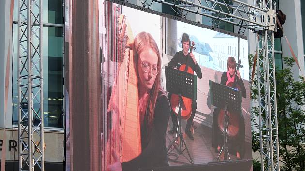 V pořadí druhý koncert pro veřejnost po hromadném uzavření kulturních institucí odehrála Filharmonie Brno v pondělí na střeše tržnice na brněnském Zelném trhu.