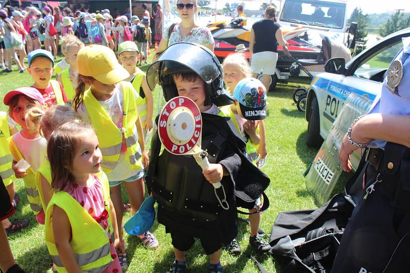 Den s integrovaným záchranným systémem představil dětem práci policistů i záchranářů.