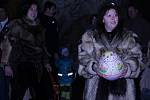 Děti se vydaly na velikonoční prohlídku jeskyně s neandrtálci.