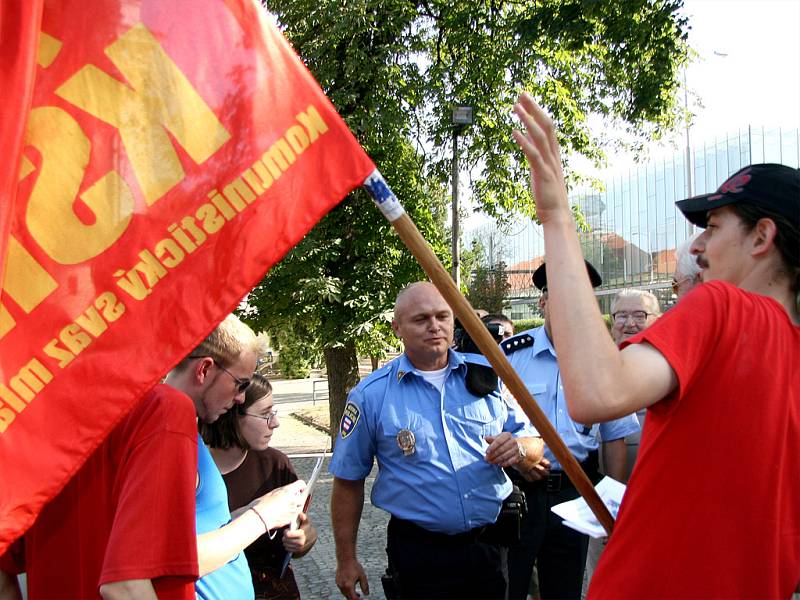 Protest proti odstranění srpu a kladiva z památníku Rudé armády v Králově Poli, které na své náklady nechal odstranit místostarosta René Pelán, připravili brněnští mladí komunisté.