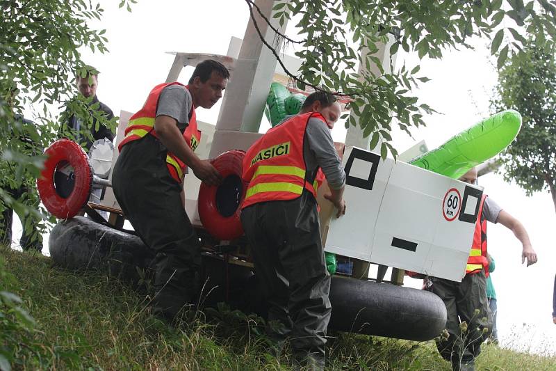 I přes déšť obsypali břeh řeky Svitavy diváci. Mladí, starší i rodiny s dětmi se přišli podívat na letošní ročník Neckyády, která byla součástí festivalu Překročme řeku.