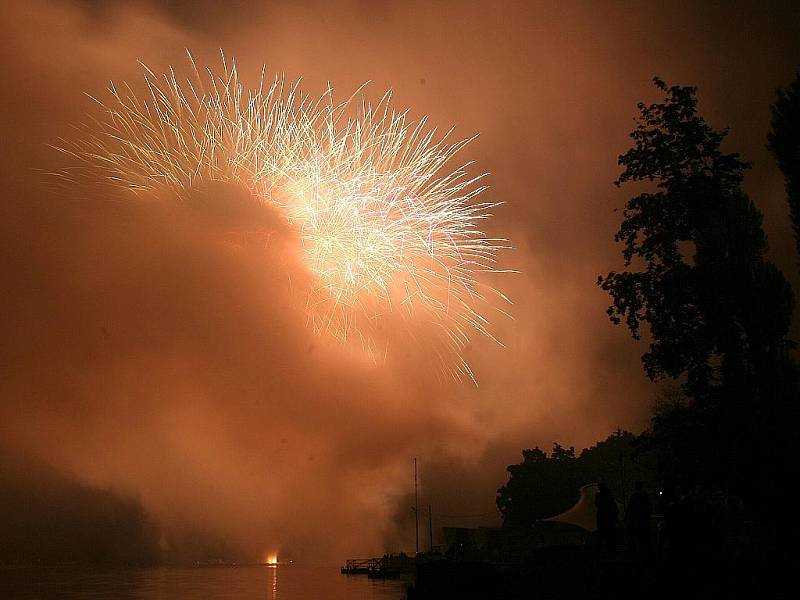 Lucemburský ohňostroj skupiny Fire event les pyrotechnicies nazvaný Lucembursko přichází do Brna.