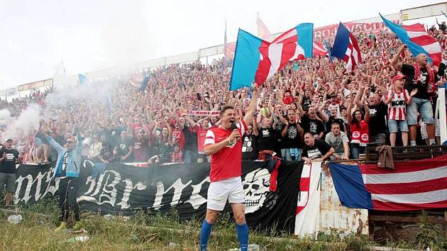 Desetitisíce fotbalových fanoušků se vrátily na stadion za Lužánkami v roce 2015.