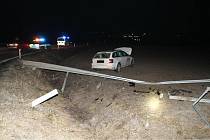 Opilý řidič projel v neděli v podvečer skrz kruhový objezd v Podolí na Brněnsku, naboural do několika značek a sjel ze svahu mimo vozovku.