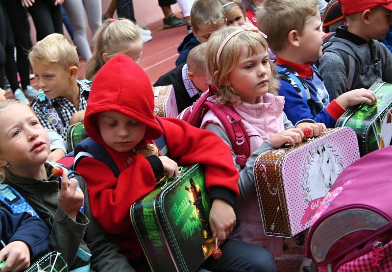 Na šedesát dětí nastoupilo do první třídy na znojemské základní škole na náměstí Republiky.