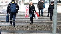 Čtvrteční ráno se v Brně neslo ve znamení hustého sněžení a bílé pokrývky. Chodci se museli vypořádat s klouzajícími chodníky, řidiči zase museli být opatrní na silnicích.