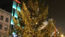 Od úterního večera stojí na náměstí Svobody letošní vánoční strom. Na rozsvícení si ještě Brňané pár dní počkají.