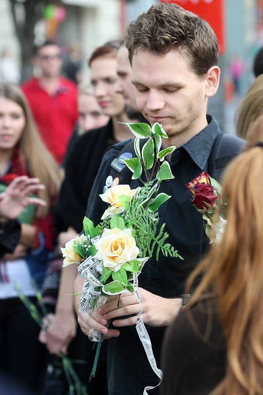 Neobvyklý smuteční průvod prošel v pondělí v podvečerních hodinách centrem města. Asi stovka lidí se na svém shromáždění snažila upozornit na zbytečnou smrt dvaašedesáti miliard hospodářských zvířat.