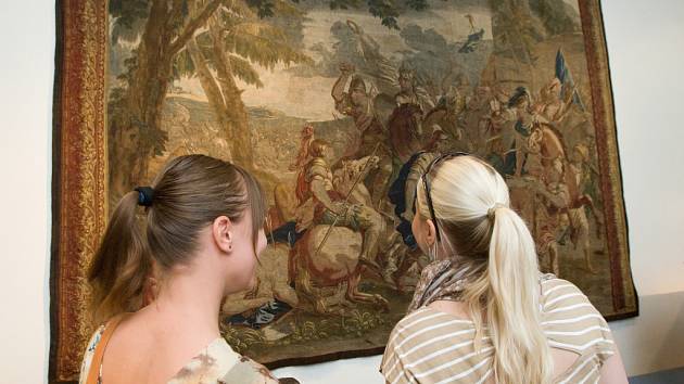 127 let čekala na své opětovné vystavení vzácná tapiserie zachycující bitvu athénského státníka a vojevůdce Kimóna. Bitevní výjev utkala v 17. století bruselská dílna Urbana Leynierse, do sbírek Moravské galerie se tapiserie dostala v roce 1885. 