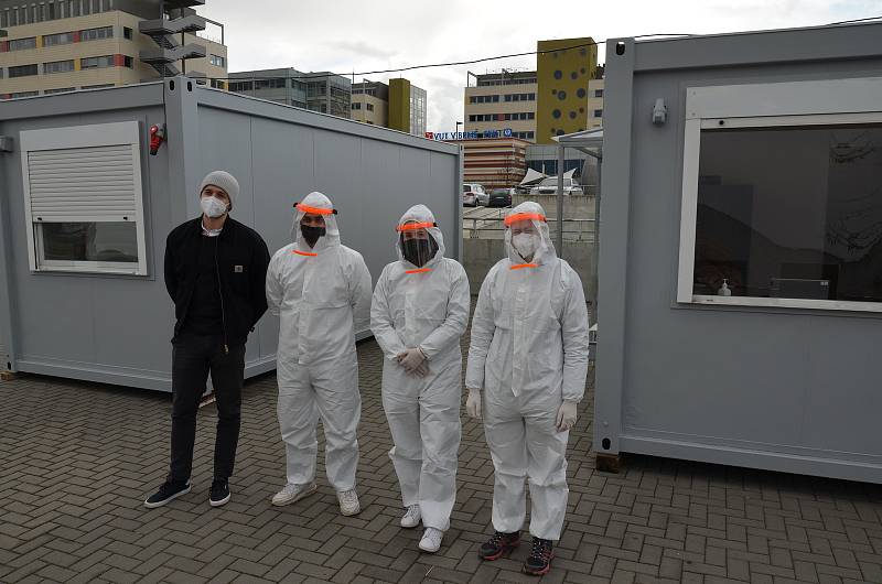 Antigenní testovací centrum na parkovišti před FEKT VUT.