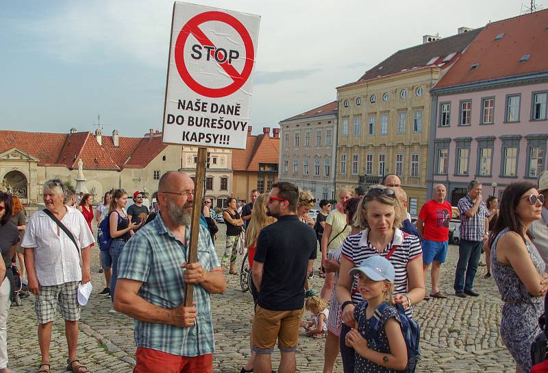 Na podporu požadavků spolku Miion chvilek pro demokracii a proti premiérovi Andrej Babišovi se na demonstraci ve Znojmě na Masarykově náměstí sešly v úterý přes dvě stovky lidí.