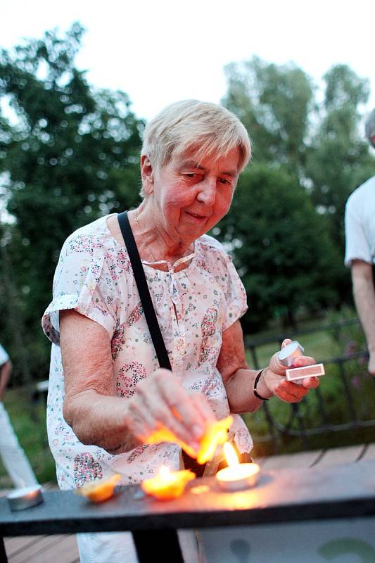 Výročí svržení atomové bomby na Hirošimu si připomněli lidé v lužáneckém parku v Brně. Za oběti ve čtvrtek zapálili svíčky.