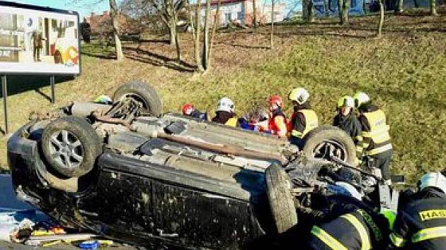 Nehoda uzavřela Hradeckou ulici. Řidiče museli vyprošťovat hasiči.