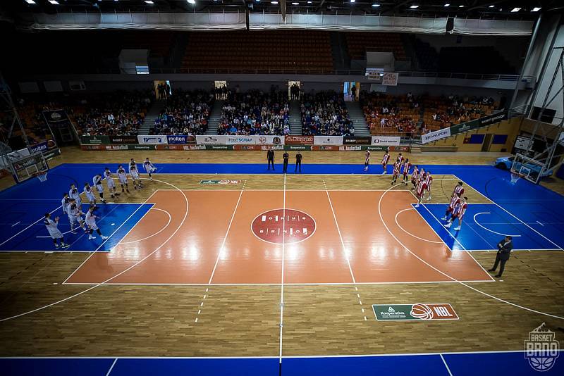 Brněnští basketbalisté (v bílém) oslavili postup do semifinále, když zdolali 4:3 na zápasy Pardubice.