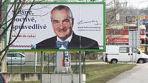 I když už své voliče ovlivnily, visí billboardy s politickými kandidáty stále kolem jihomoravských silnic.