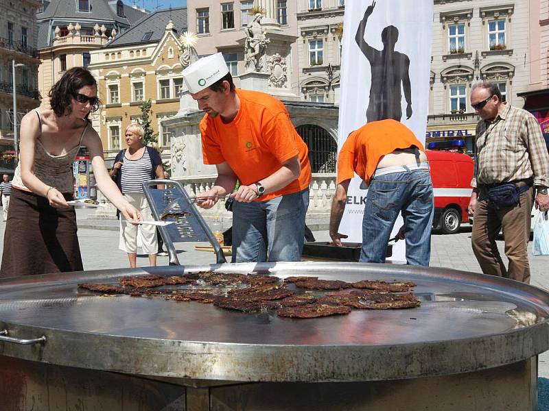 Dobrovolníci z Hnutí Duha ve čtvrtek na náměstí Svobody rozdávali Brňanům bramboráky. Smažili je na dvoumetrové pánvi, kterou si půjčili z Muzea rekordů a kuriozit v Pelhřimově.