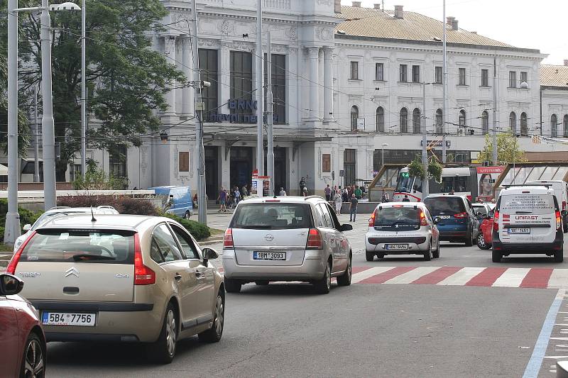 Dopravní situace před vlakovým hlavním nádražím a hotelem Grand v Brně.