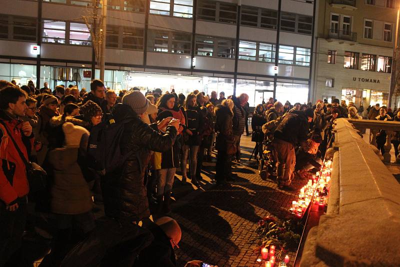 Na brněnském náměstí Svobody si lidé připomněli zapálením svíček Jana Palacha. Student se upálil přesně před půl stoletím.