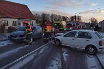 Hasiči v jednom kole. Na jihu Moravy v úterý ráno bourala auta i autobus. Na snímku nehoda v obci Havraníky na Znojemsku.