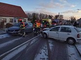 Hasiči v jednom kole. Na jihu Moravy v úterý ráno bourala auta i autobus. Na snímku nehoda v obci Havraníky na Znojemsku.