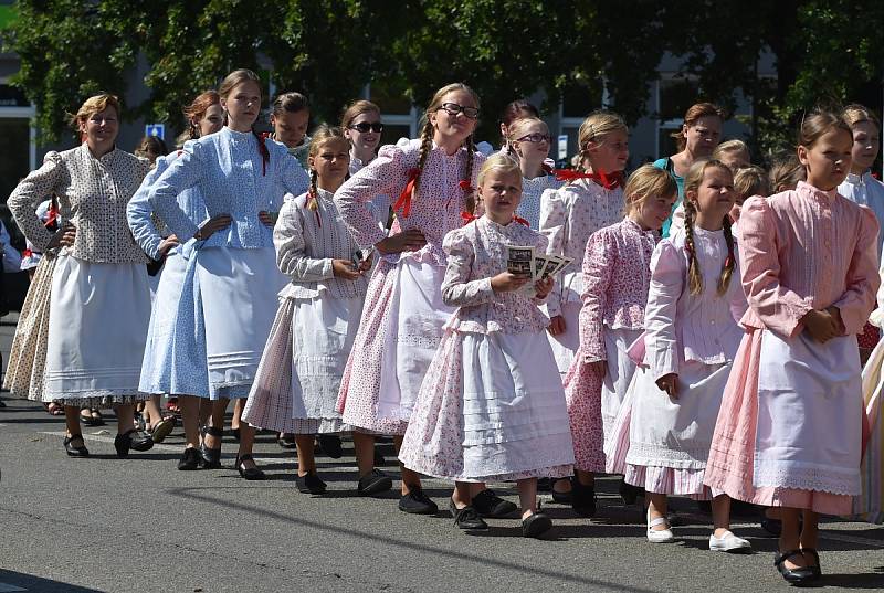 Sukénky si hore vykasala, bílé nožky ukázala, znělo náměstím Svobody krátce před nedělním polednem. Dožínkové slavnosti ovládly centrum Brna.