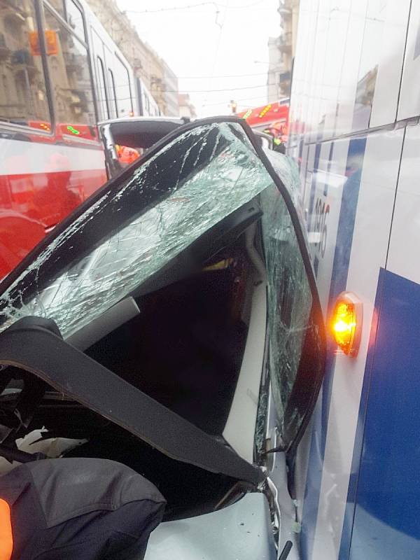 Nehoda tramvaje a osobního auta na Konečného náměstí.
