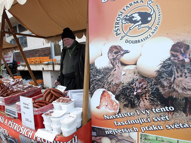 Ani několikastupňové mrazy neodradily stovky příznivců farmářských potravin od návštěvy trhů v brněnské Bystrci. Před tamním hotelem Santon lidé nakupovali uzenářské speciality, koření, zeleninu nebo čerstvé pečivo.