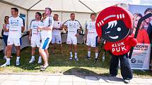 Charitativního fotbalového turnaje Hokejky pro Kluka Puka se zúčastnila řada známých osobností.
