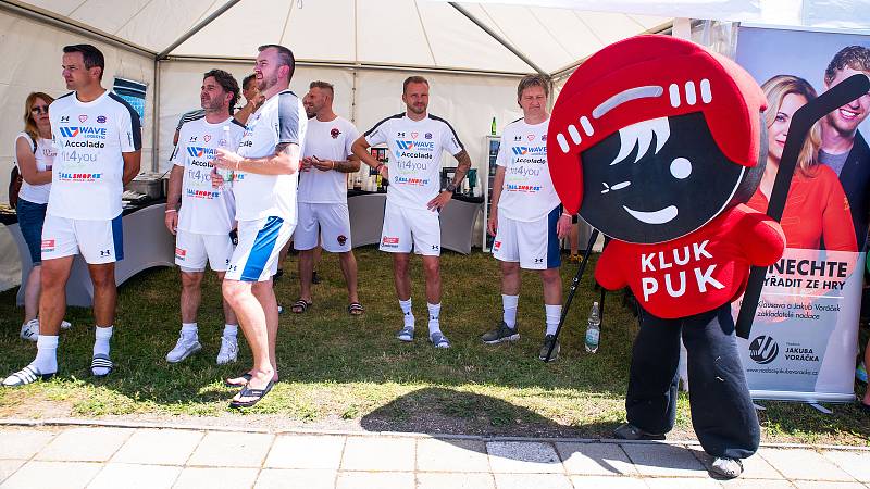 Charitativního fotbalového turnaje Hokejky pro Kluka Puka se zúčastnila řada známých osobností.
