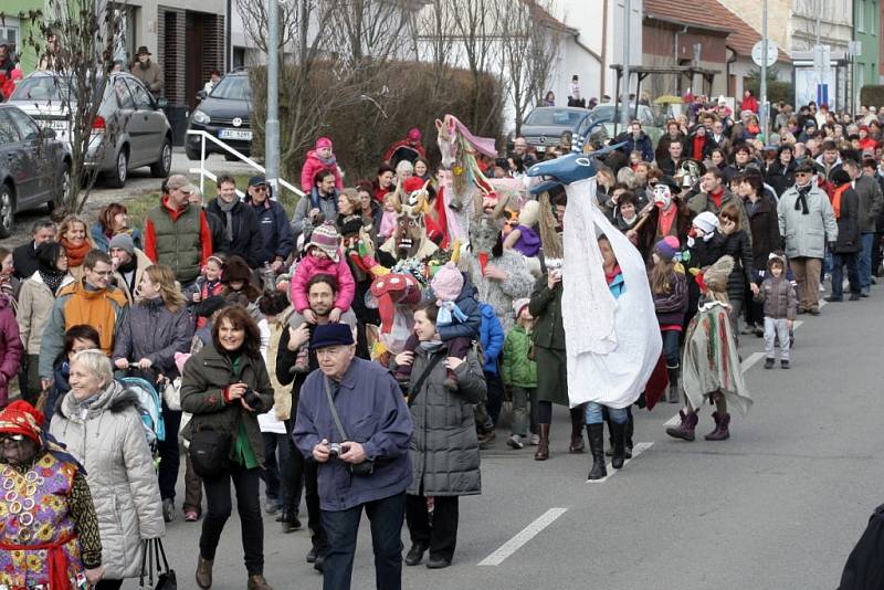 Brněnskou Líšní šel masopustní průvod. Maškary a krojovaní místní přitáhli stovky diváků.