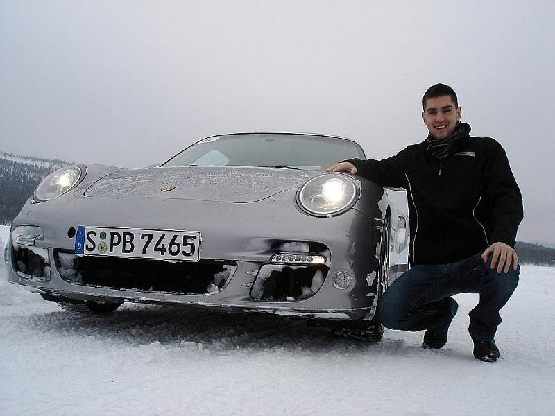 Automobilový závodník Tomáš Mičánek.