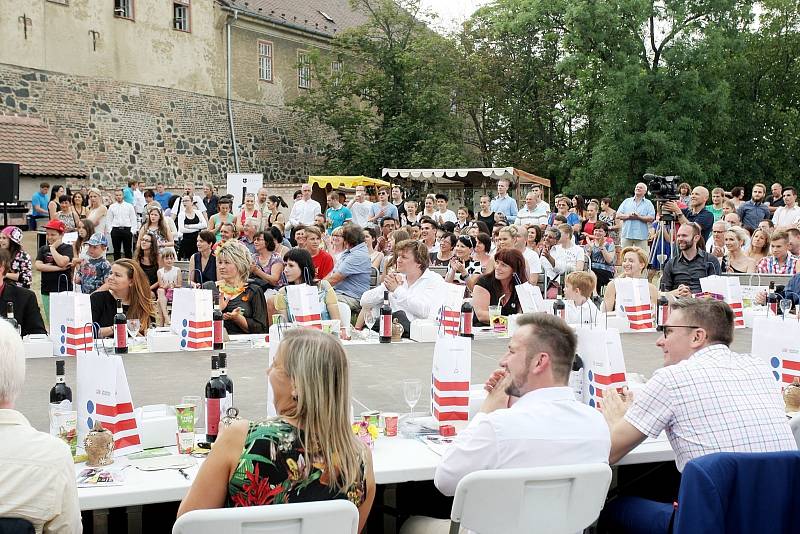 Do pohádkové atmosféry se v sobotu v šest hodin večer ponořil brněnský hrad Špilberk. Za moderátorského doprovodu herce Miroslava Šimůnka se mezi sebou už poosmé utkalo sedm dívek a stejný počet mladých mužů v šarmu. 