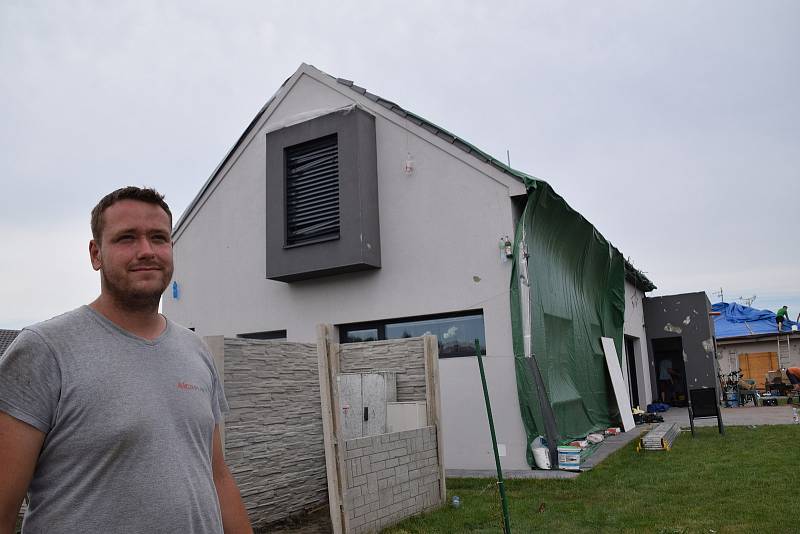 Ondřej Slanina u svého rodinného domku v Hruškách, kterému se řádění tornáda nevyhnulo.