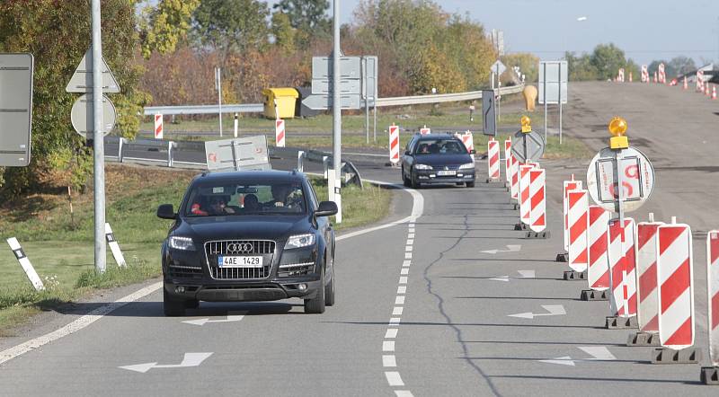 Poloprázdné parkoviště a malý provoz čekaly na sobotní návštěvníky nákupního centra Olympia. Lidé dali na doporučení policistů a v posledních dnech kritickému místu se raději vyhnuli.