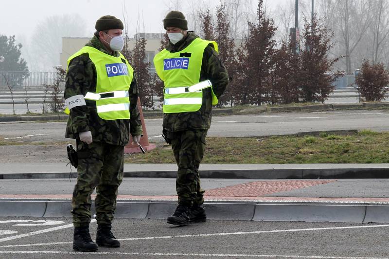 Policisté od pondělí kontrolují přejezdy mezi okresy. Od úterý se k nim přidali i vojáci. Jako u Pasohlávek.