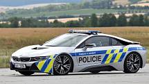 Supersport BMW i8. Policie si od auta slibuje hlavně větší ukázněnost řidičů na dálnici.