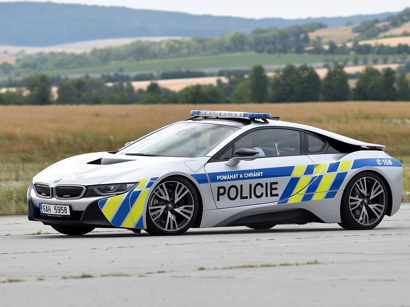 Supersport BMW i8. Policie si od auta slibuje hlavně větší ukázněnost řidičů na dálnici.