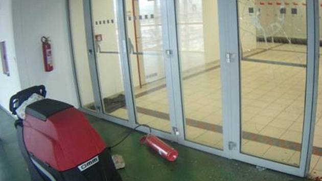 Opilý pracovník údajně prohodil hasicí přístroj skleněnými dveřmi.