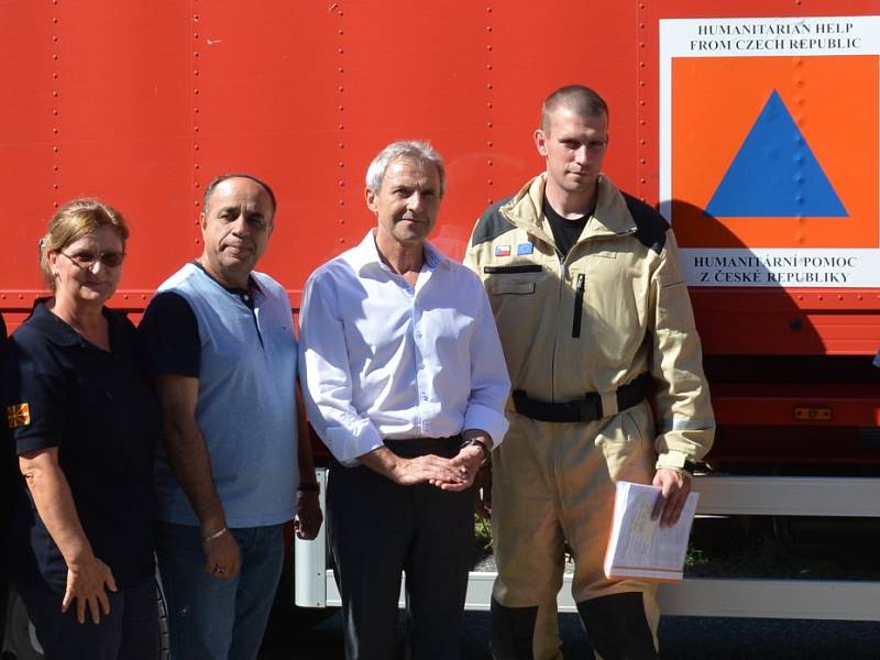 Velitelem českého humanitárního konvoje v Makedonii byl brněnský hasič Ondřej Šesták (vpravo na kraji).