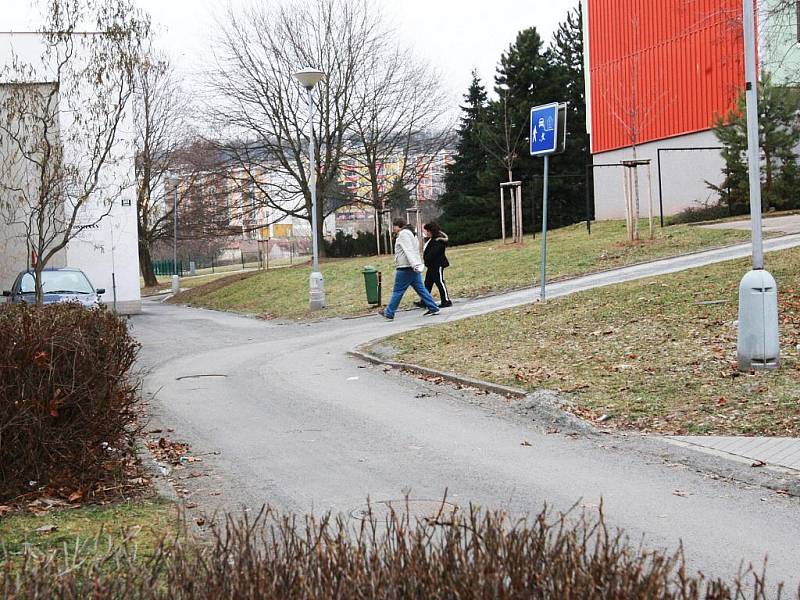 Auta z Olbrachtova náměstí v Komíně jezdí přímo kolem vchodu do školky.