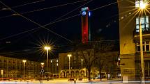 Ve středu 16. února se rozzářily významné budovy napříč republikou sokolskými barvami u příležitosti 160 let od založení organizace. Na snímku je nová radnice v Ostravě.